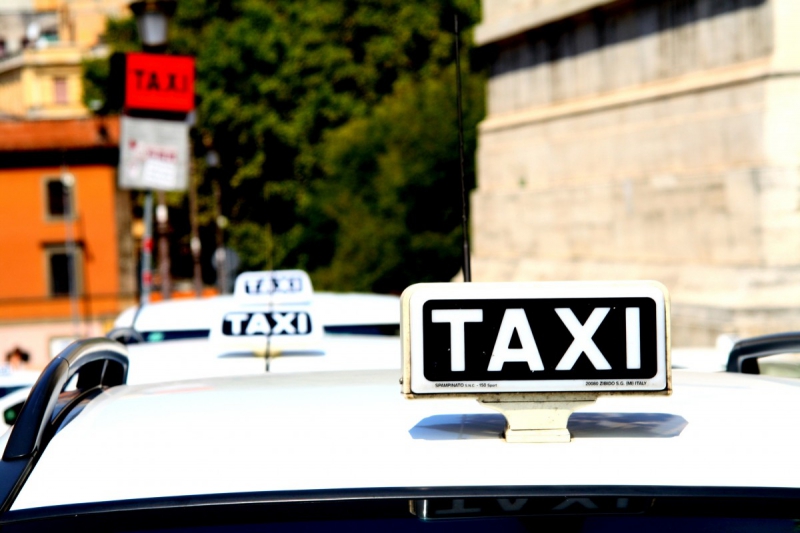 taxis-PEILLON-min_taxi_auto_rome_road_white-1051610